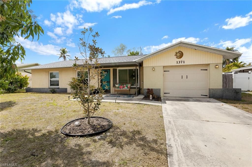 1371 Torreya CIR, North Fort Myers, FL 33917