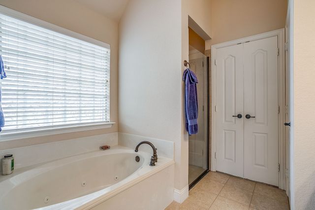 9815 Ravenswood Road, Granbury, TX 76049