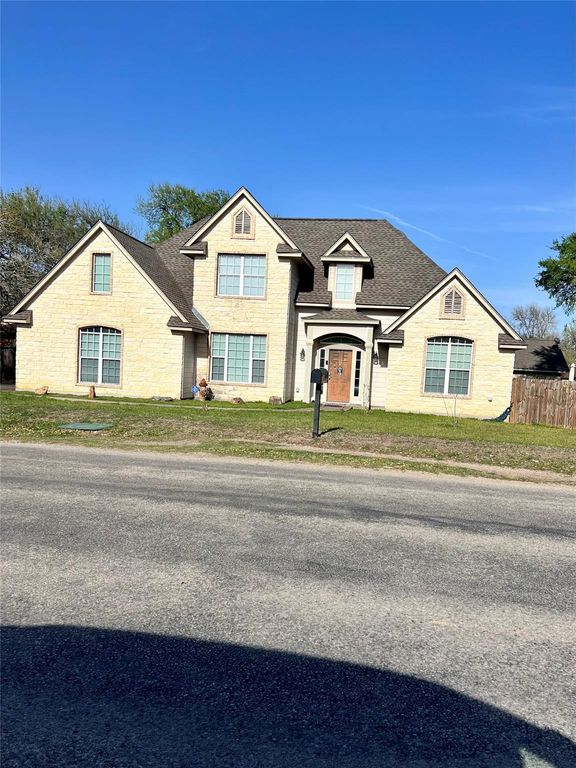 312 Country Club DR, La Grange, TX 78945