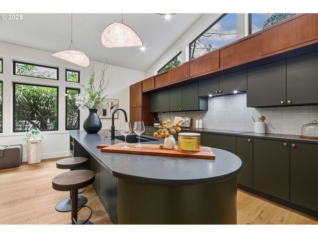 8014 Sw 54TH Ave, Portland, OR 97219