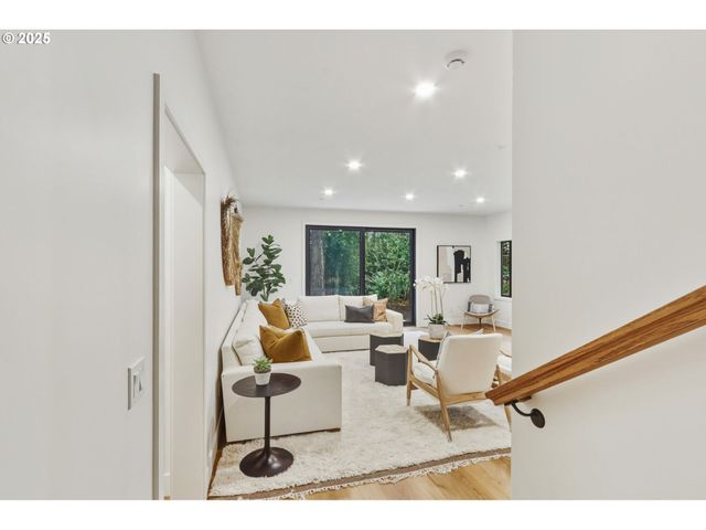 8014 Sw 54TH Ave, Portland, OR 97219
