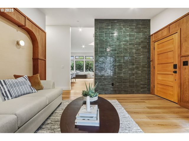 8014 Sw 54TH Ave, Portland, OR 97219