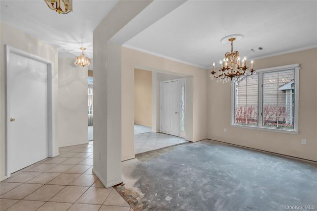 15 Doral Lane, Bay Shore, NY 11706