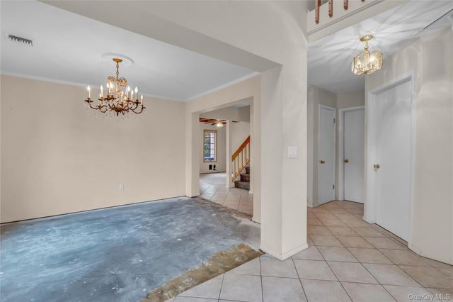 15 Doral Lane, Bay Shore, NY 11706