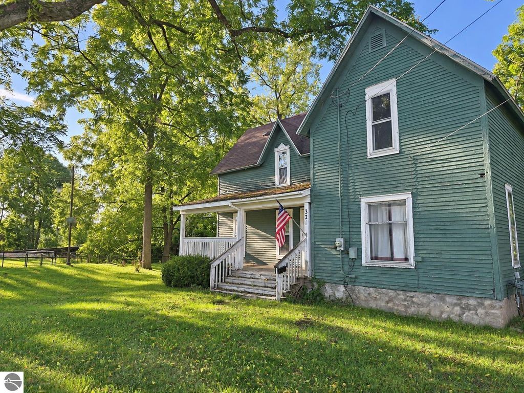 Image 1 of property listing at 321 Ely Street, Alma, MI 48801