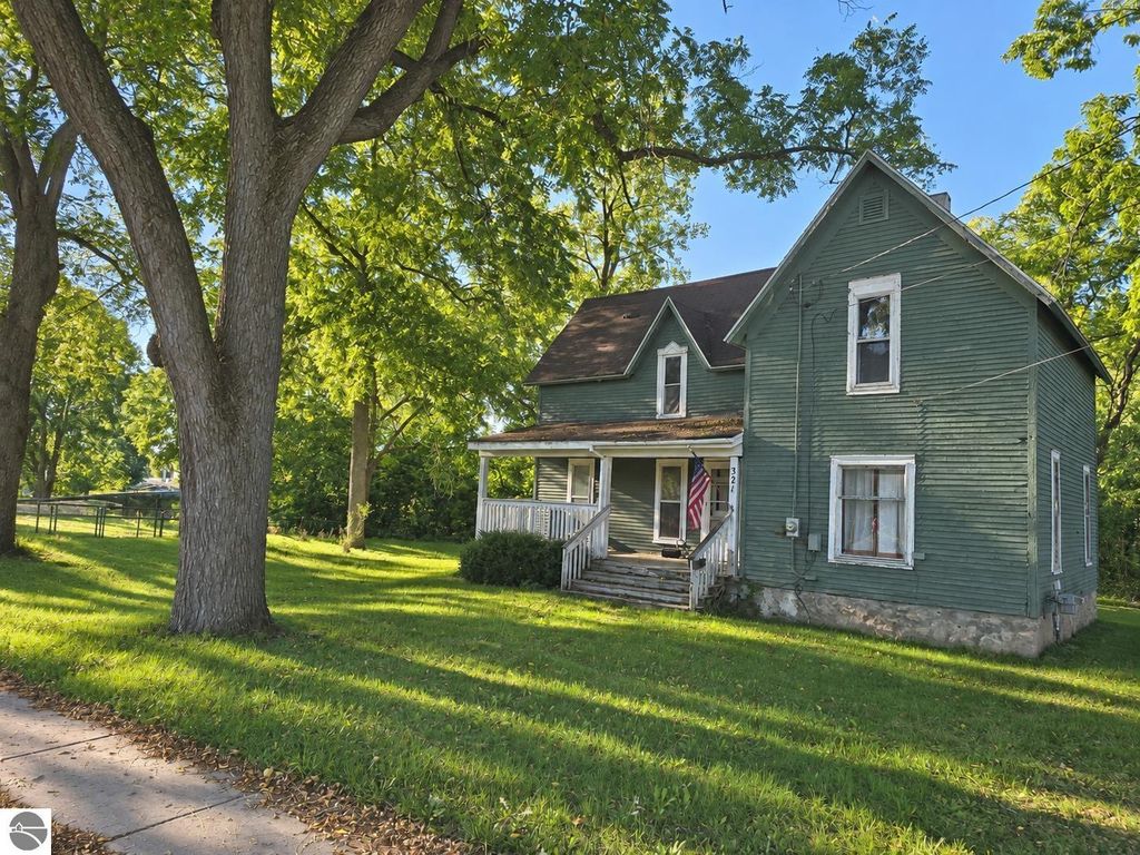 Image 2 of property listing at 321 Ely Street, Alma, MI 48801