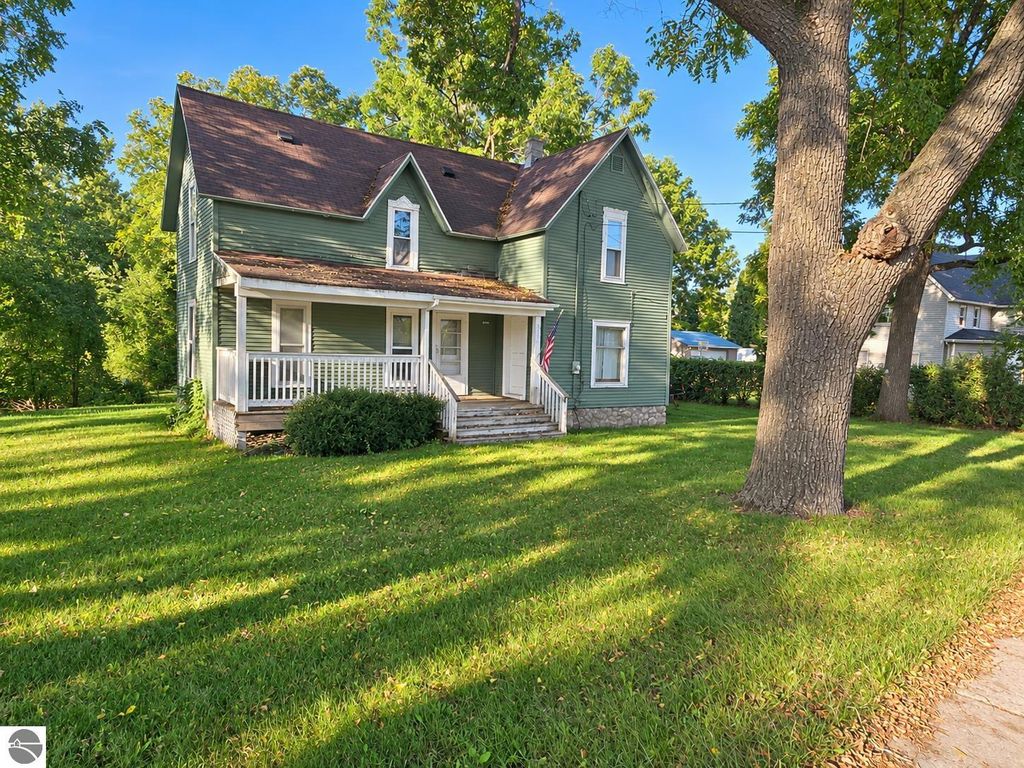 Image 3 of property listing at 321 Ely Street, Alma, MI 48801