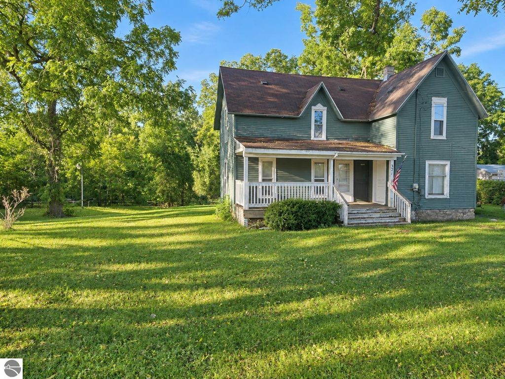 Image 4 of property listing at 321 Ely Street, Alma, MI 48801
