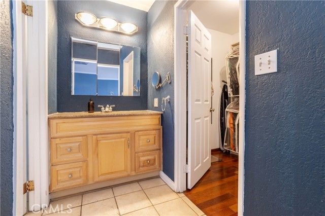 17101 Gault, Los Angeles, CA 91406