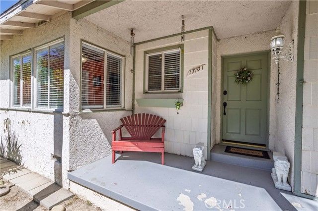 17101 Gault, Los Angeles, CA 91406