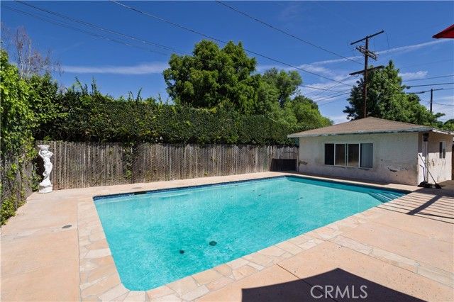 17101 Gault, Los Angeles, CA 91406