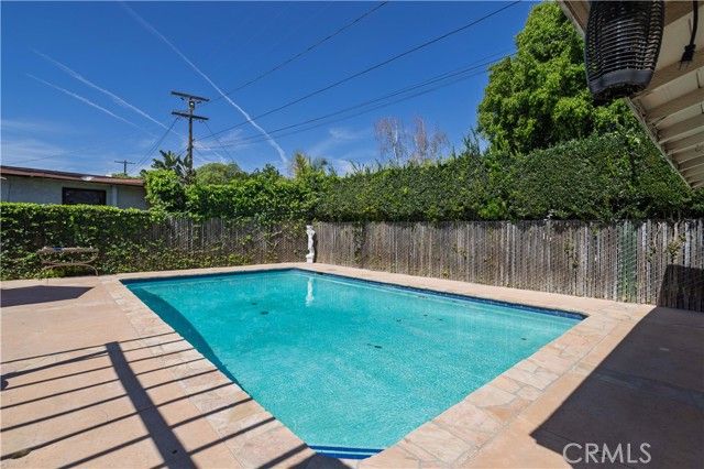 17101 Gault, Los Angeles, CA 91406