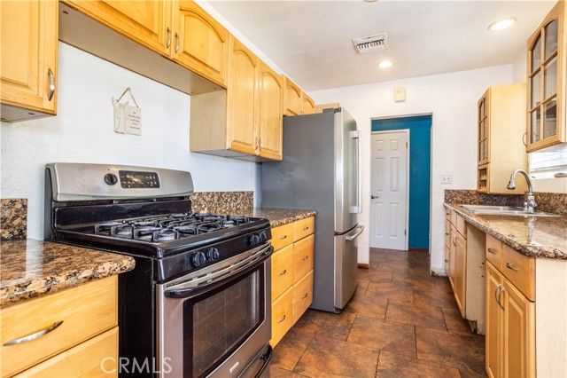 17101 Gault, Los Angeles, CA 91406