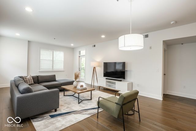 622 E 10th Street APT 301, Indianapolis, IN 46202