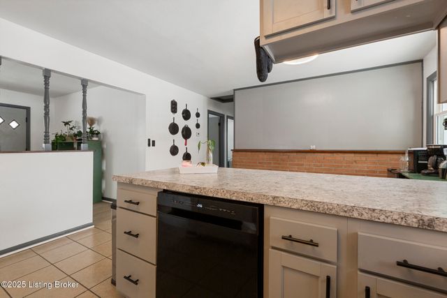 2606 Accasia Dr, Louisville, KY 40216