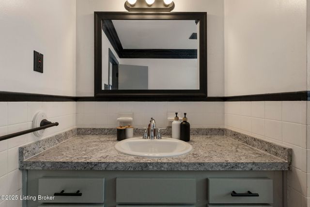 2606 Accasia Dr, Louisville, KY 40216