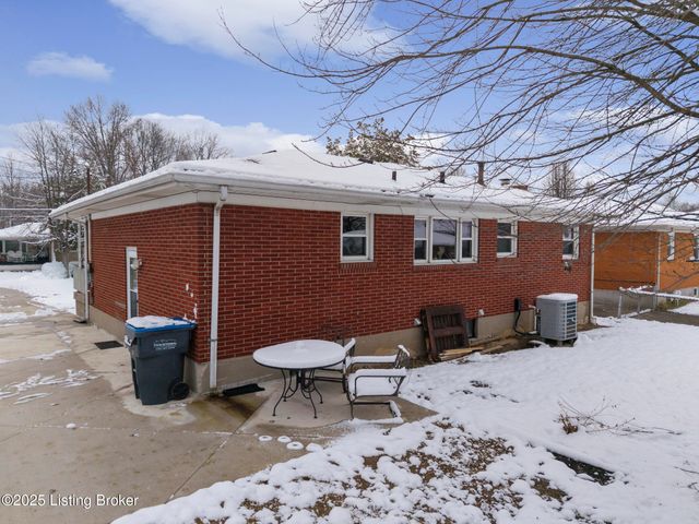 2606 Accasia Dr, Louisville, KY 40216