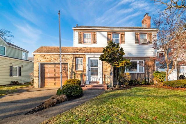 31 Alden Court, Malverne, NY 11565