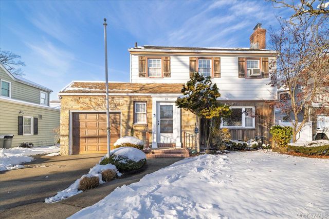 31 Alden Court, Malverne, NY 11565