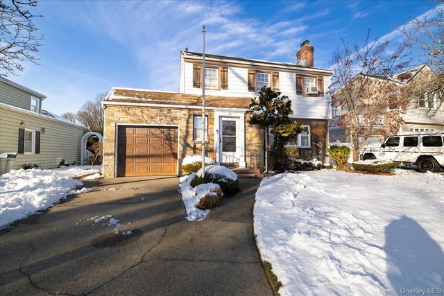 31 Alden Court, Malverne, NY 11565