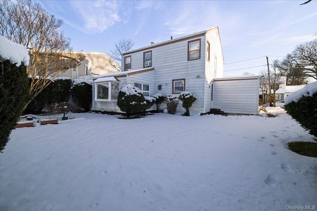 31 Alden Court, Malverne, NY 11565