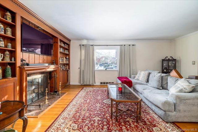 31 Alden Court, Malverne, NY 11565