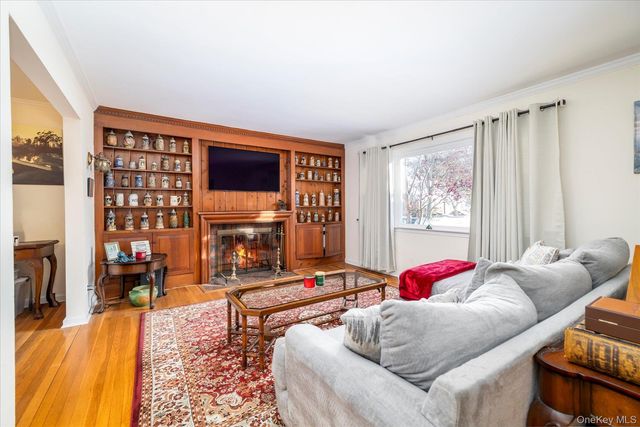 31 Alden Court, Malverne, NY 11565