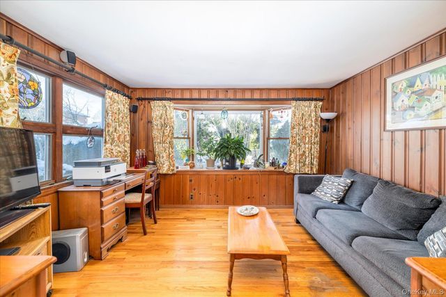 31 Alden Court, Malverne, NY 11565