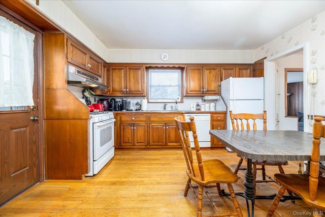 31 Alden Court, Malverne, NY 11565