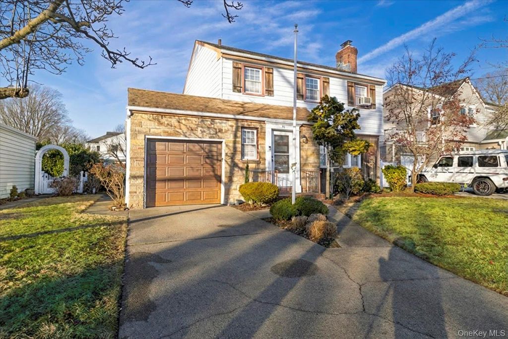 31 Alden Court, Malverne, NY 11565