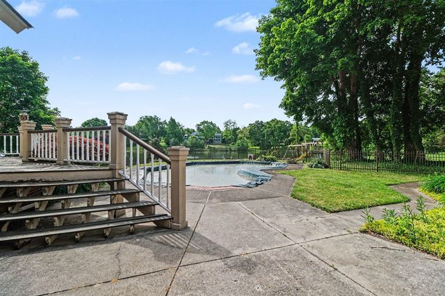 460 E Long Lake Road, Bloomfield Hills, MI 48304