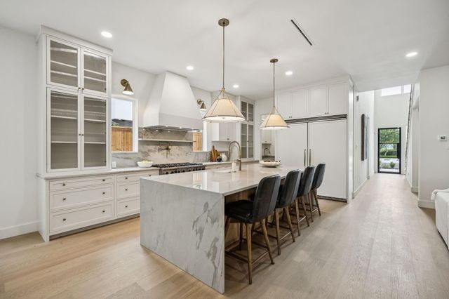 6244 Richmond Avenue, Dallas, TX 75214