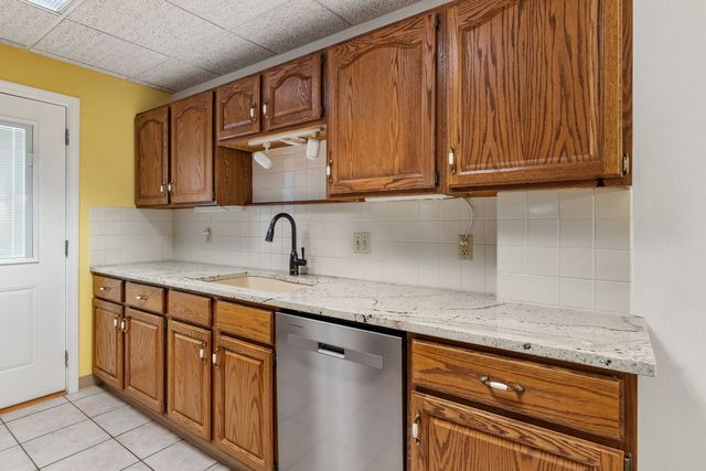 1104 KIMBERLY Road 804, Bettendorf, IA 52722