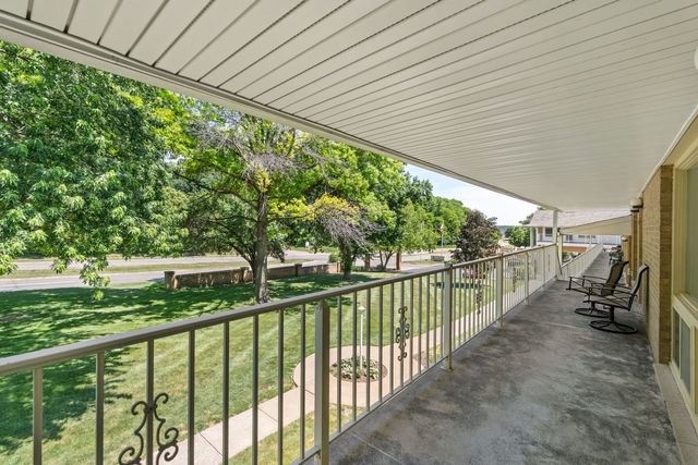 1104 KIMBERLY Road 804, Bettendorf, IA 52722