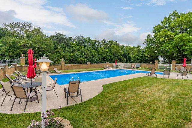 1104 KIMBERLY Road 804, Bettendorf, IA 52722