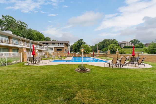 1104 KIMBERLY Road 804, Bettendorf, IA 52722