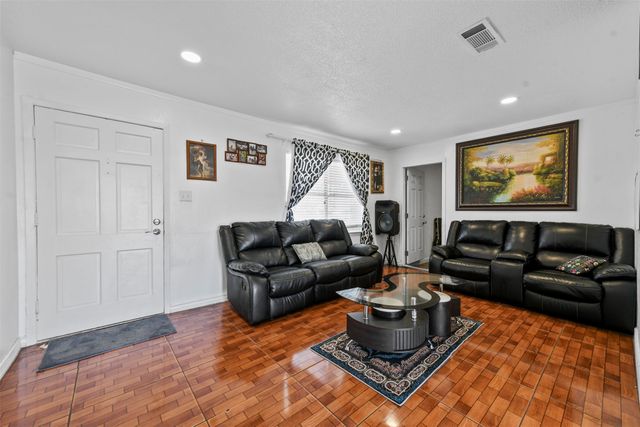 711 Commerce Street, Euless, TX 76040