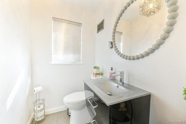 972 S End, Hewlett, NY 11598