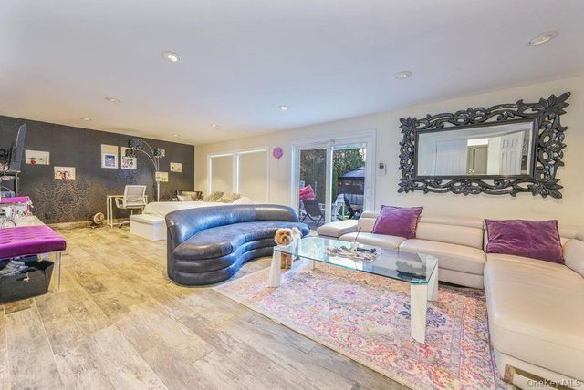 972 S End, Hewlett, NY 11598