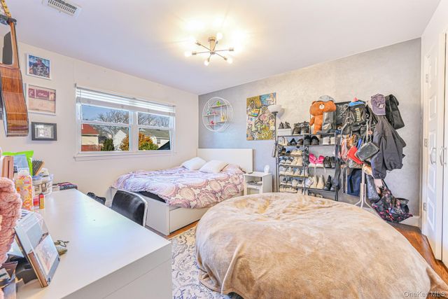 972 S End, Hewlett, NY 11598