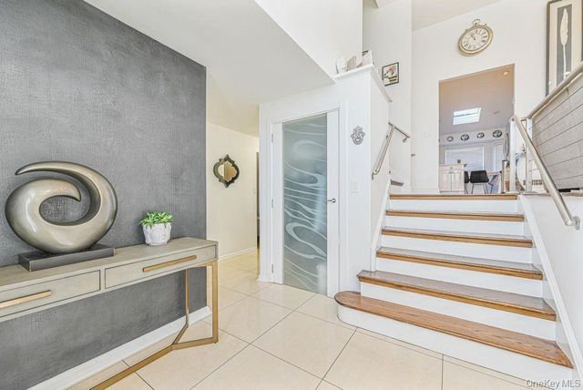 972 S End, Hewlett, NY 11598