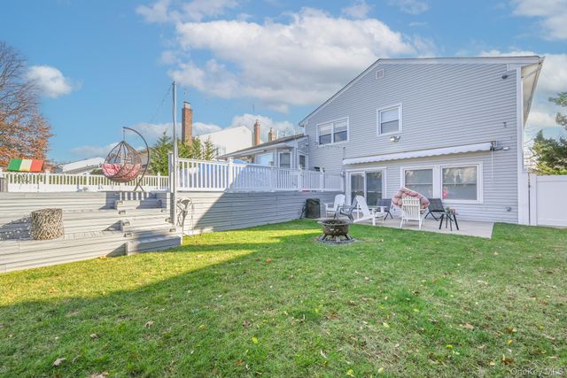 972 S End, Hewlett, NY 11598