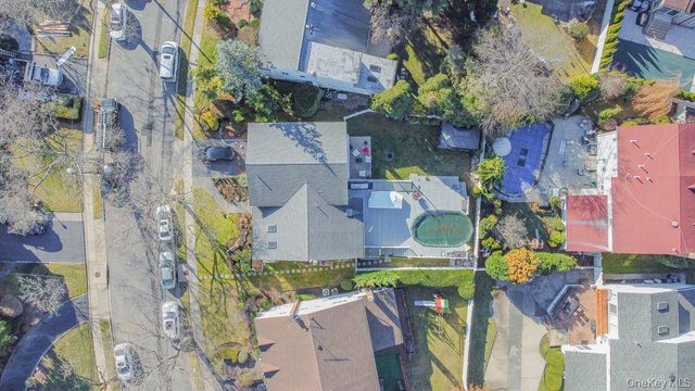 972 S End, Hewlett, NY 11598