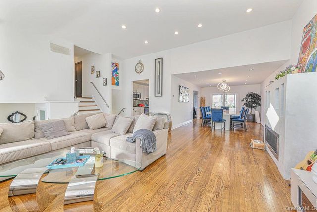 972 S End, Hewlett, NY 11598