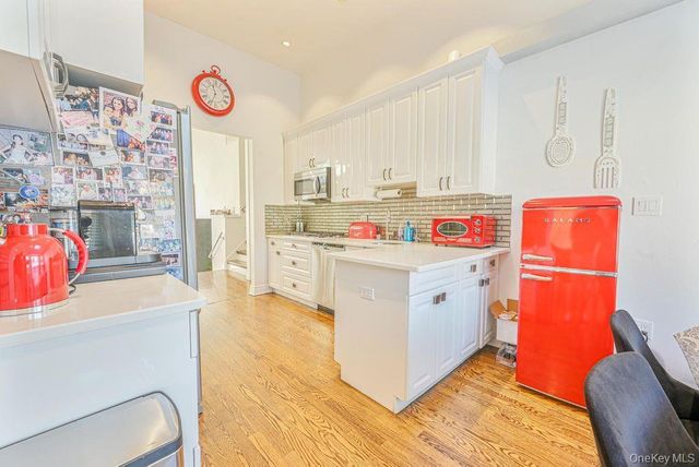 972 S End, Hewlett, NY 11598