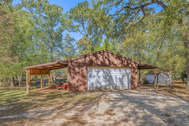 130 Hilltop Lsv Drive, Huntsville, TX 77320