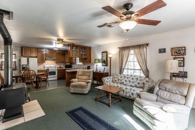 130 Hilltop Lsv Drive, Huntsville, TX 77320