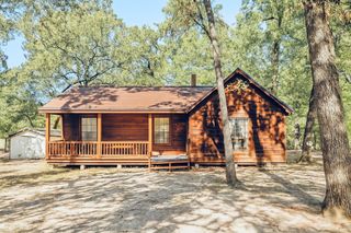 130 Hilltop Lsv Drive, Huntsville, TX 77320