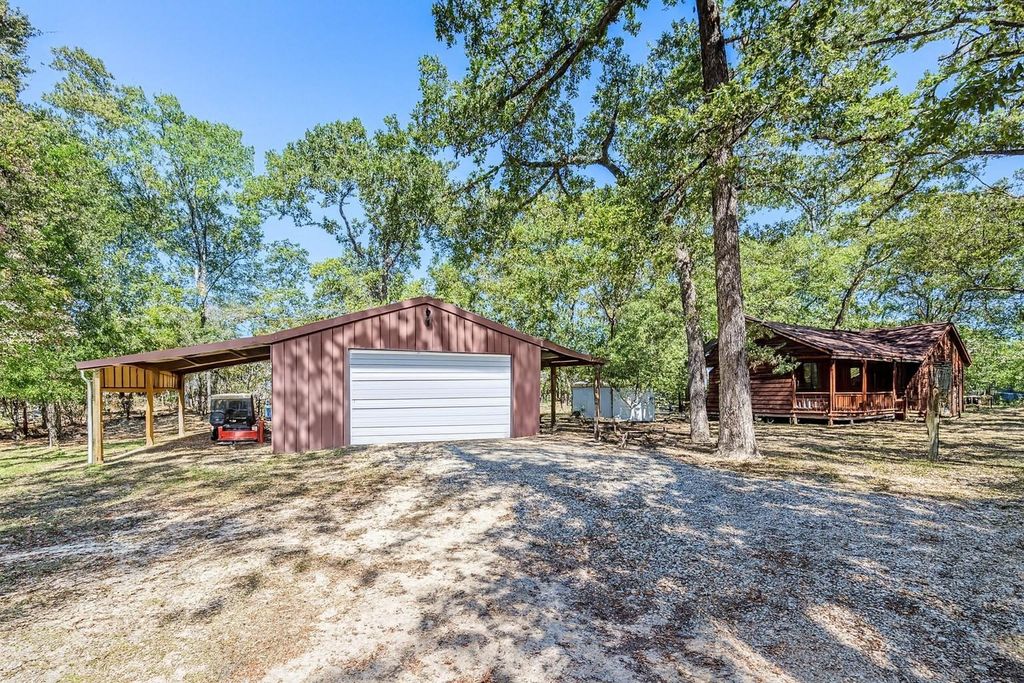 130 Hilltop Lsv Drive, Huntsville, TX 77320