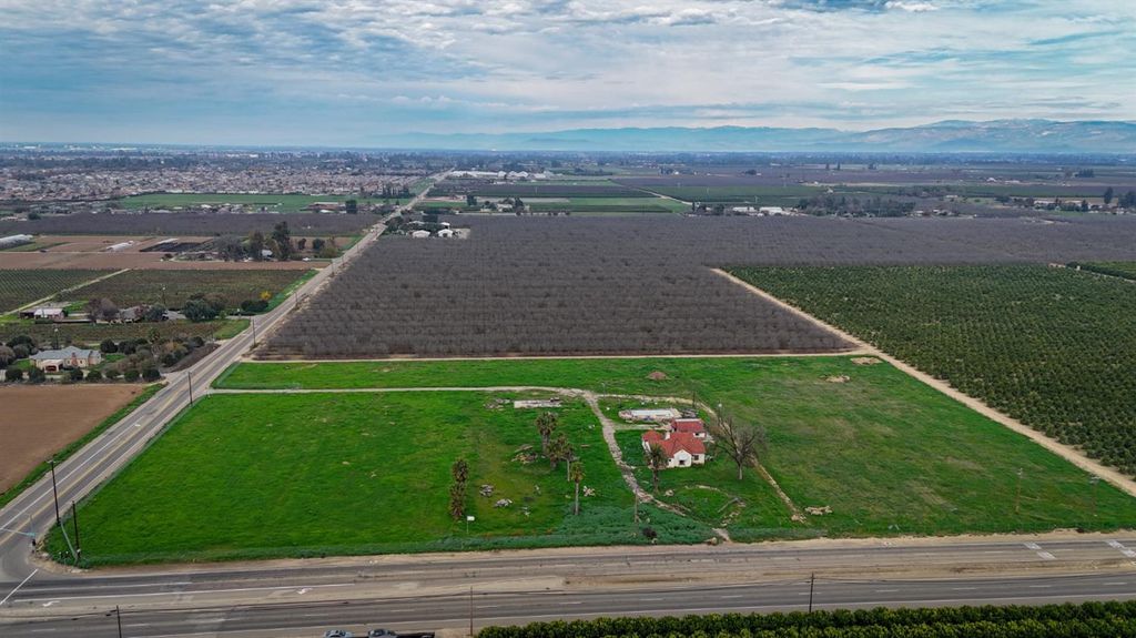 Image 13 of property listing at 7088 E Jensen Avenue, Fresno, CA 93737